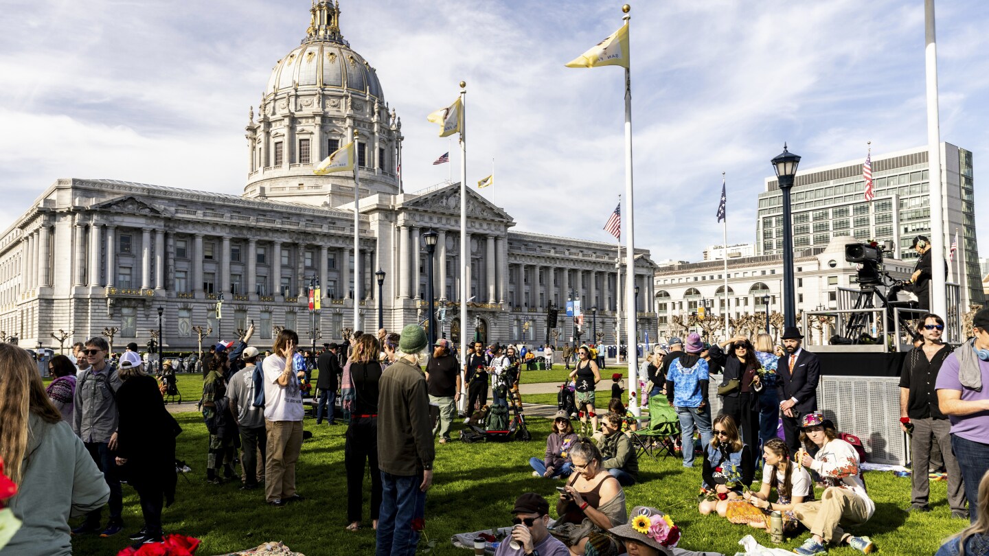 Fans in San Francisco pay tribute to Grateful Dead's Bob Weir, who died at age 78