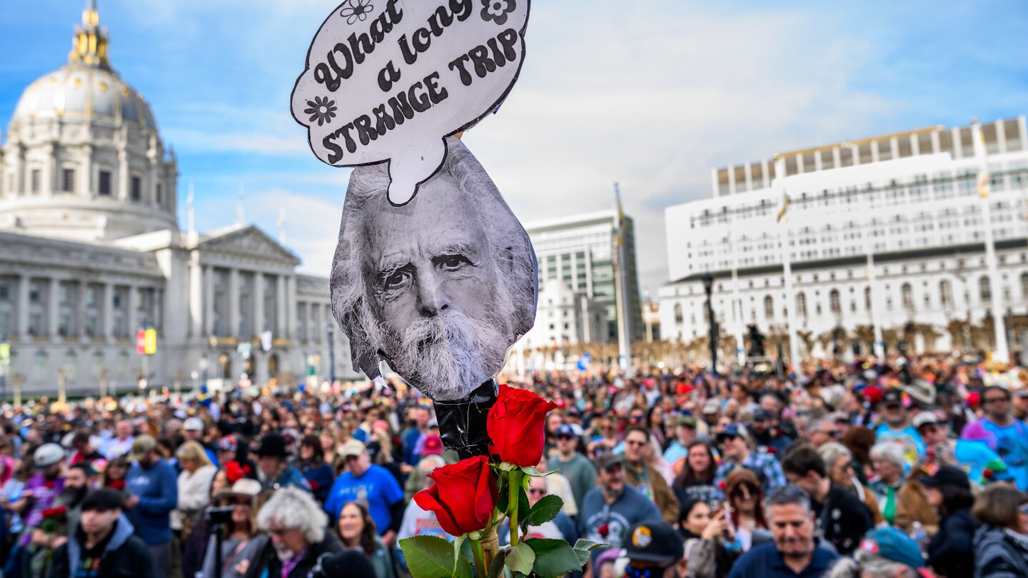 Thousands of fans celebrate life of legendary Grateful Dead guitarist Bob Weir in San Francisco