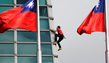 California-born rock climber Alex Honnold reaches top of Taipei 101 skyscraper without ropes