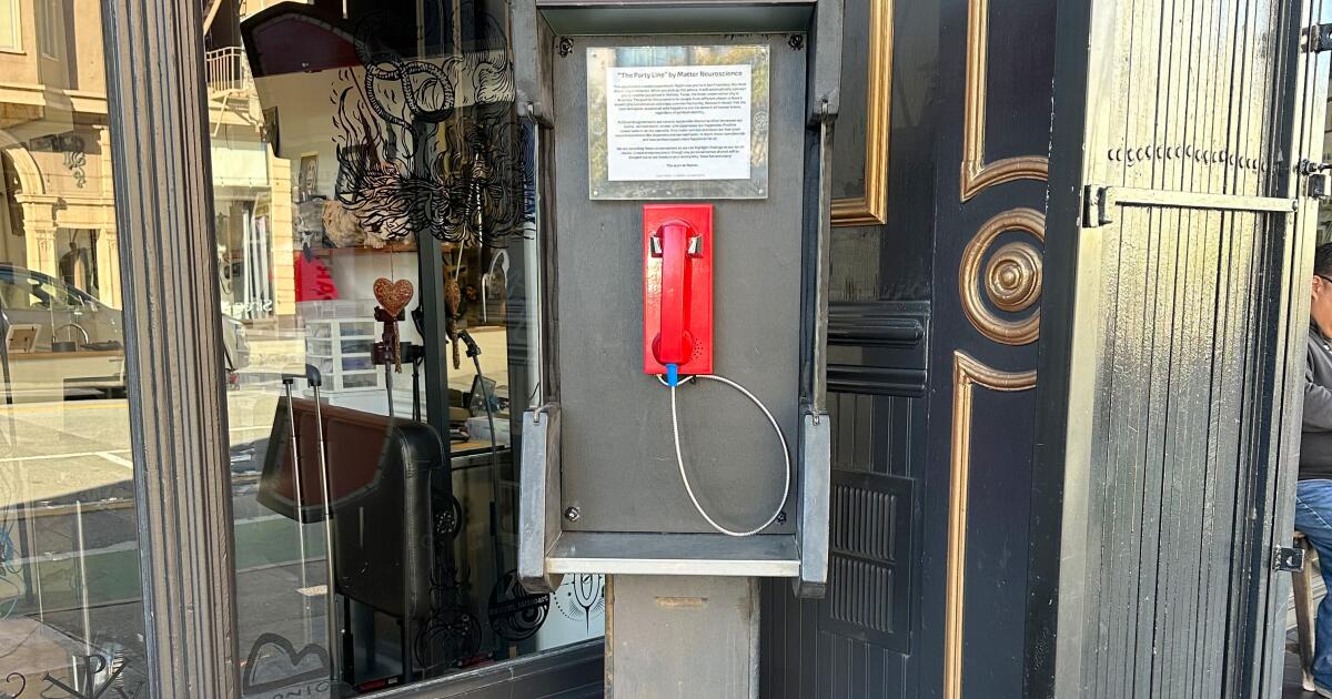 California to Texas pay phone sparks conversation across party lines