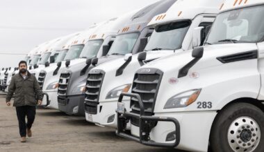 California sets up a showdown with Washington by reissuing licenses to migrant truckers