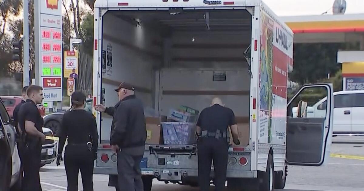 Suspects in U-Haul lead police on a chase through Los Angeles city streets