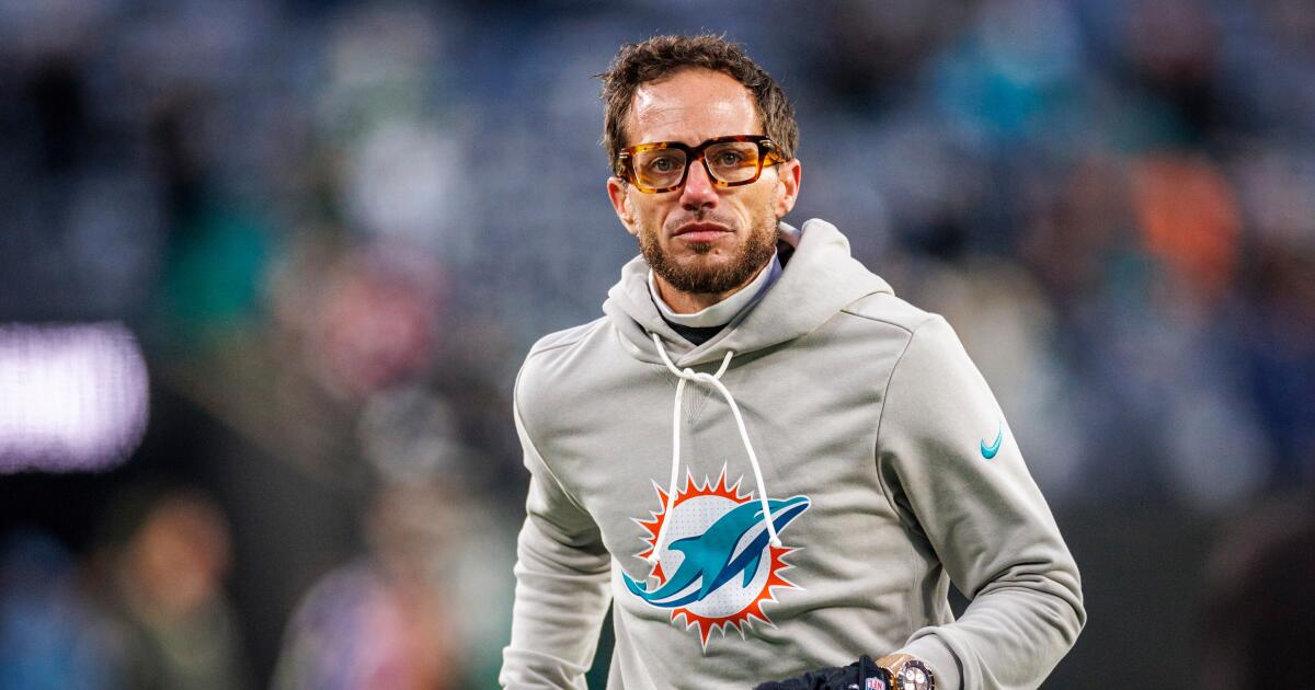 Chargers hire ex-Dolphins coach Mike McDaniel as offensive coordinator