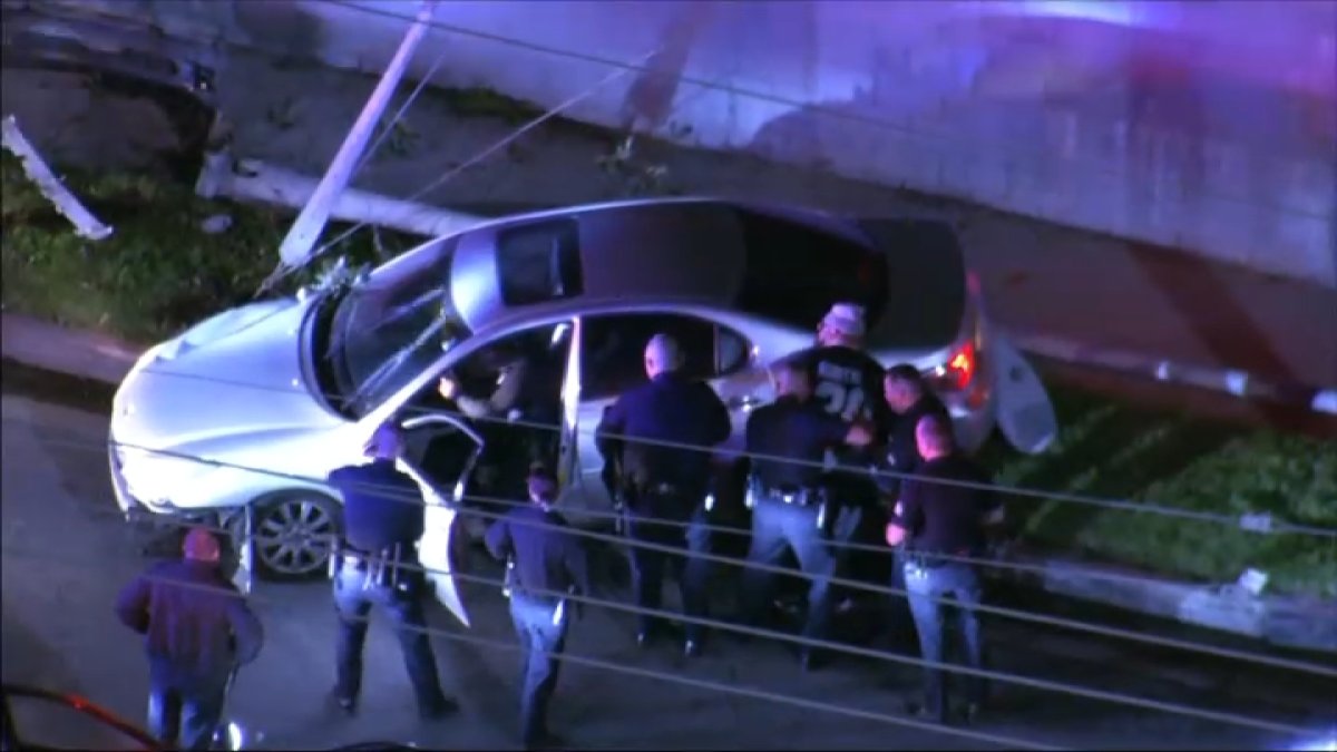Pursuit suspect crashes into pole in Winnetka – NBC Los Angeles