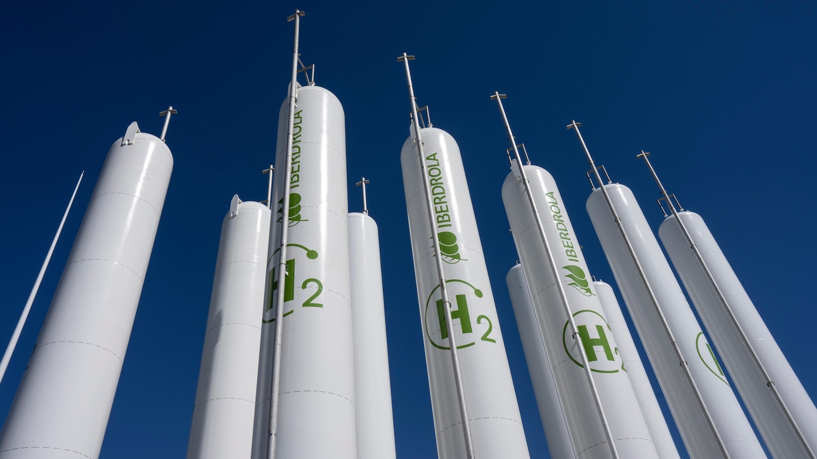 California wants to mix hydrogen with gas to cut climate pollution. Critics say that poses risks