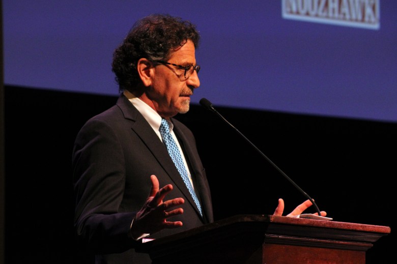 Noozhawk publisher Bill Macfadyen introduces Dan Walters before his talk Thursday night in Santa Barbara.