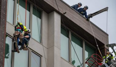 Workers trapped in air at midtown Sacramento high-rise
