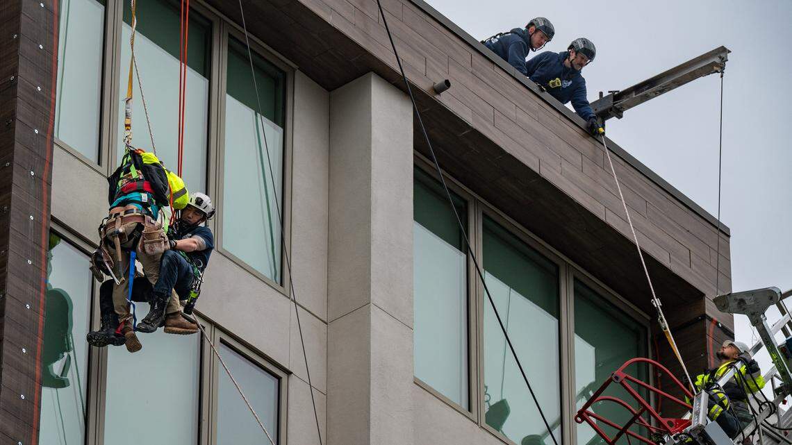 Workers trapped in air at midtown Sacramento high-rise