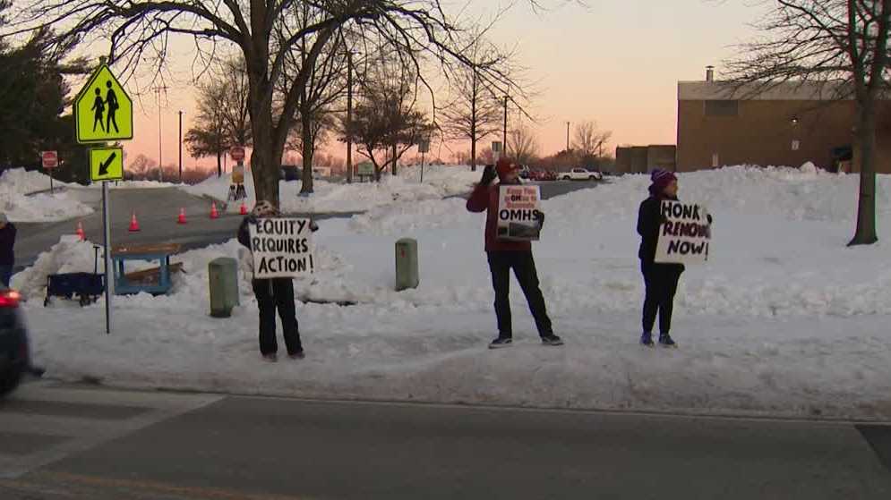 Staff rally at Howard County school in support of renovation