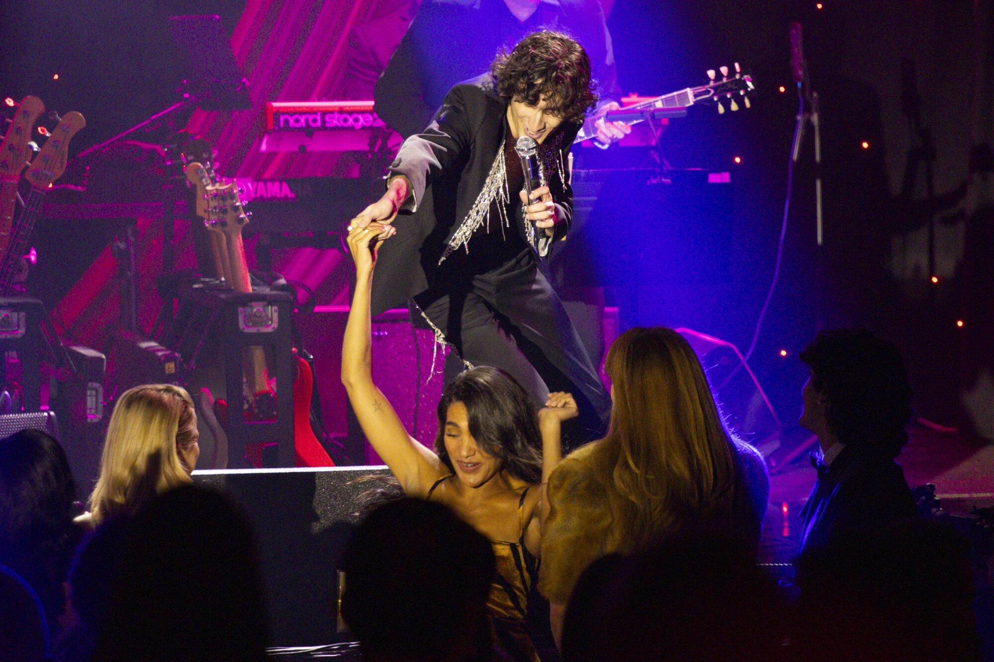 Sombr spins Olivia Dean during his performance.