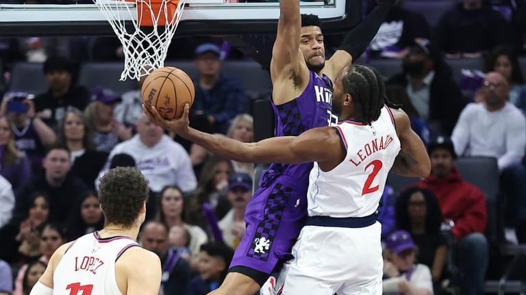 Los Angeles Clippers forward Kawhi Leonard (2) attempts to shoot...