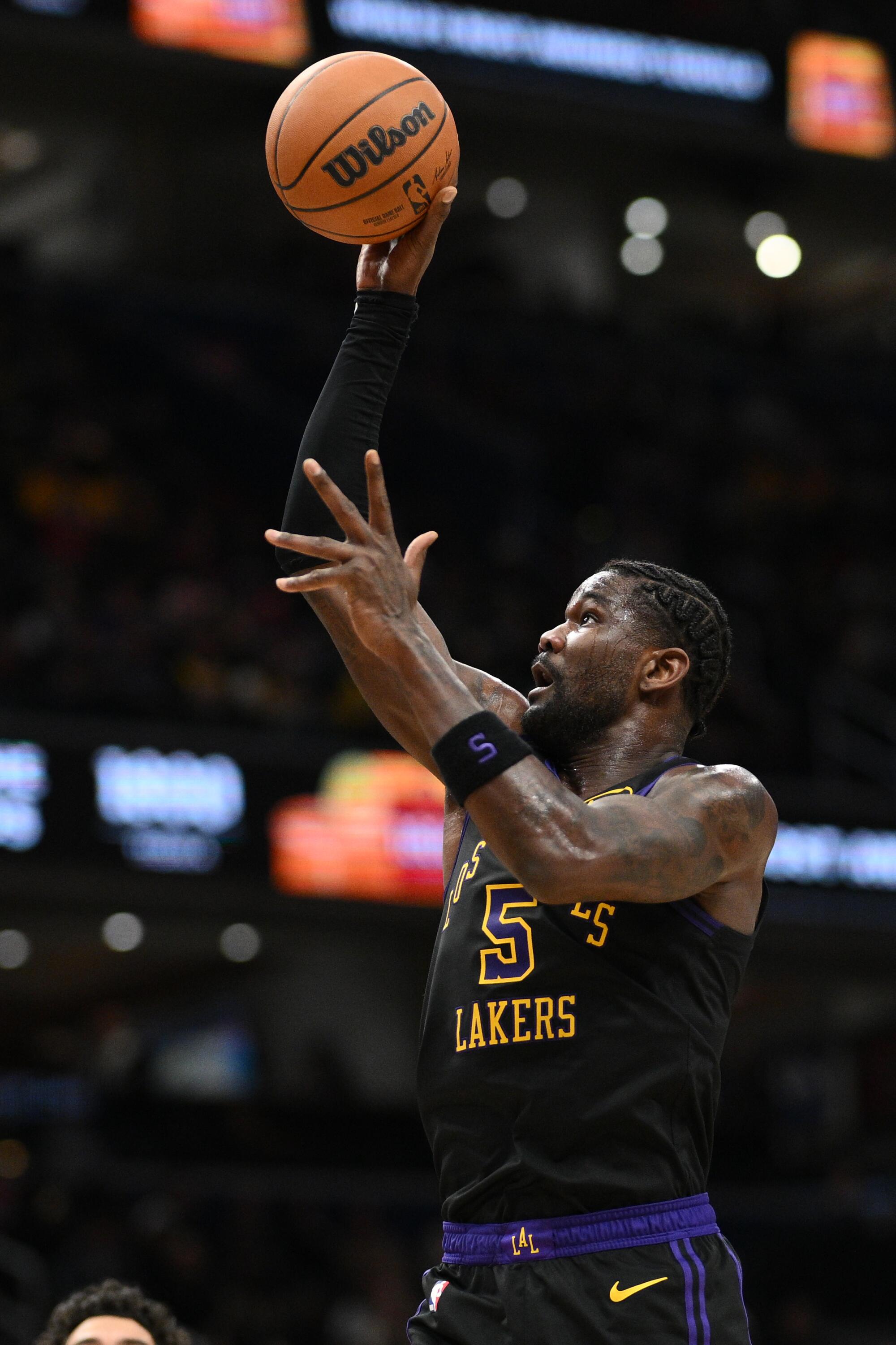 Lakers center Deandre Ayton shoots a short-range shot with his right hand during a game against the Wizards.