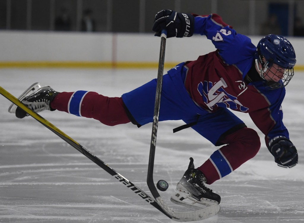 Photo gallery of Lakes Area United vs. Walled Lake United in hockey action – The Oakland Press