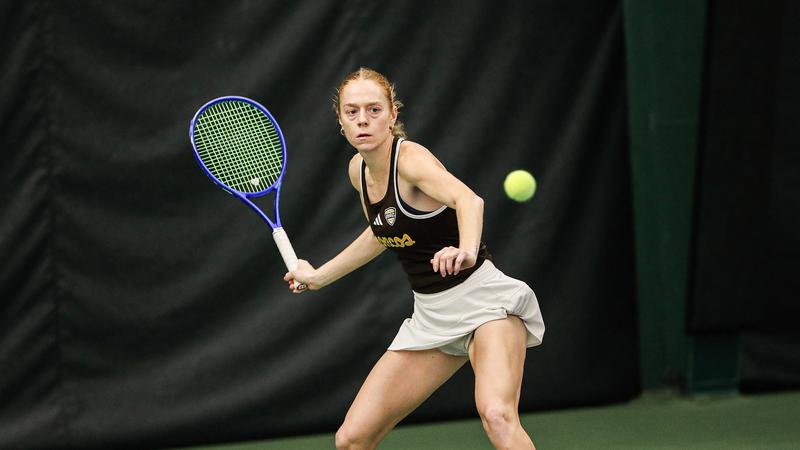 Women's Tennis Takes Down Oakland