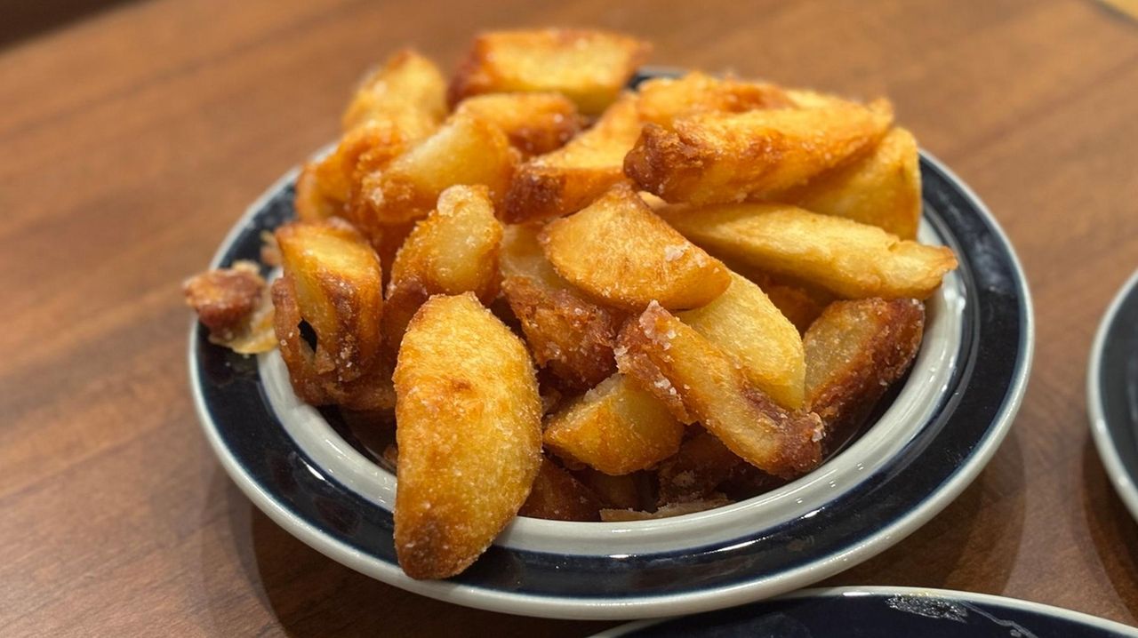 Zeebo's opens in Long Beach with must-try french fries