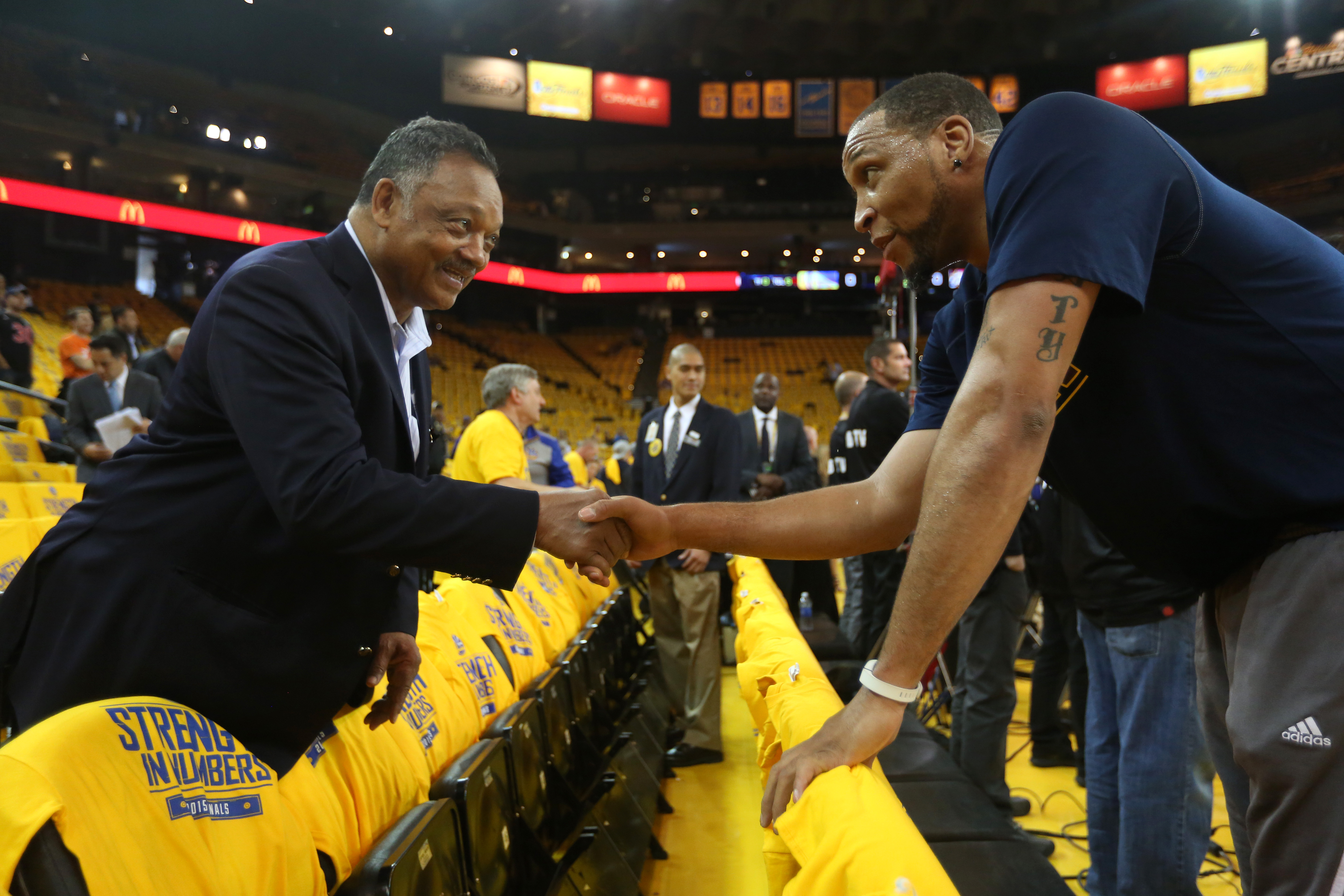 Jesse Jackson shakes hands with Cleveland Cavaliers' Shawn Marion (31)...