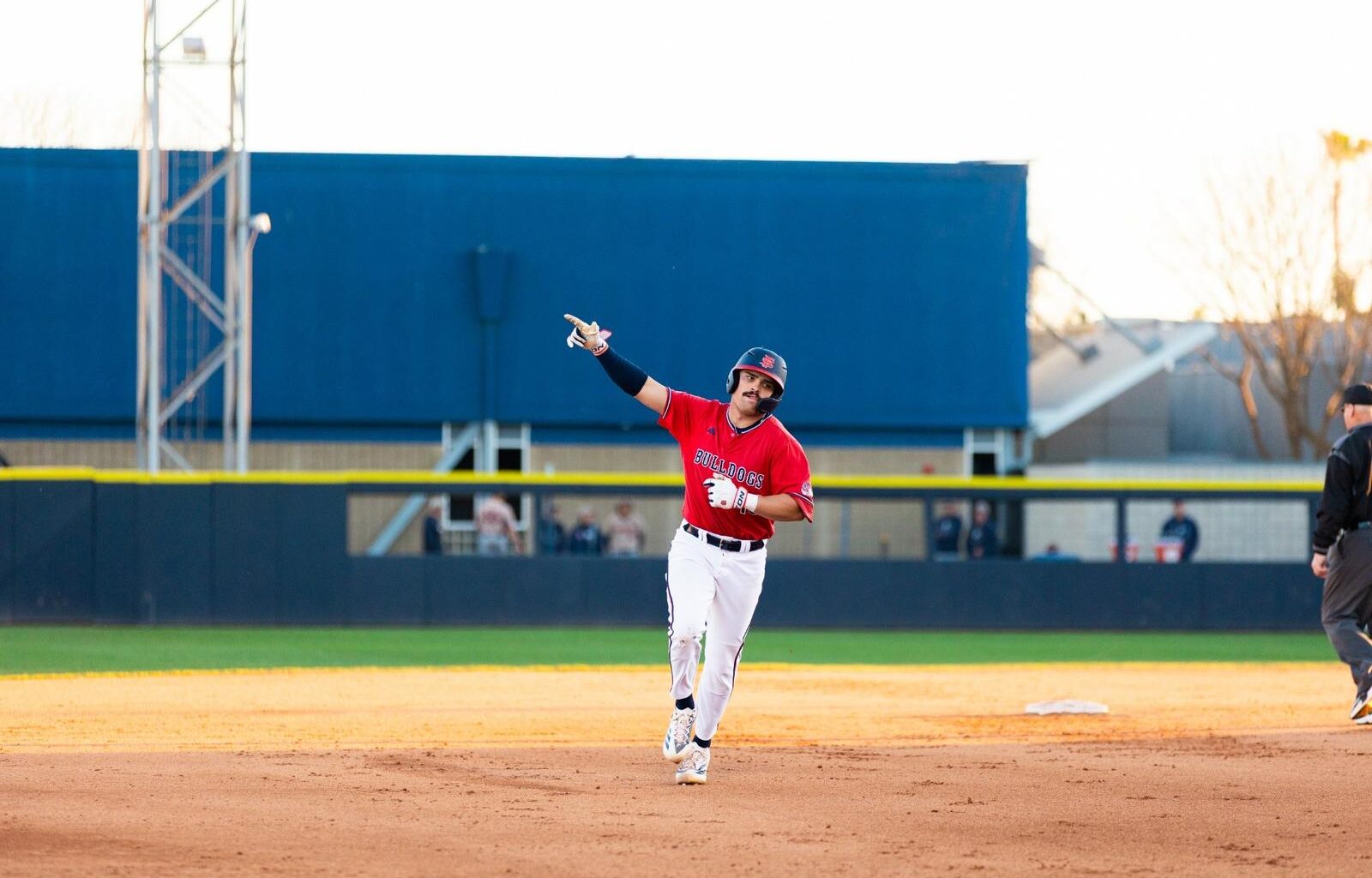 ‘Dogs use late surge to defeat Pepperdine, 10-6