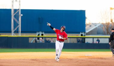 ‘Dogs use late surge to defeat Pepperdine, 10-6