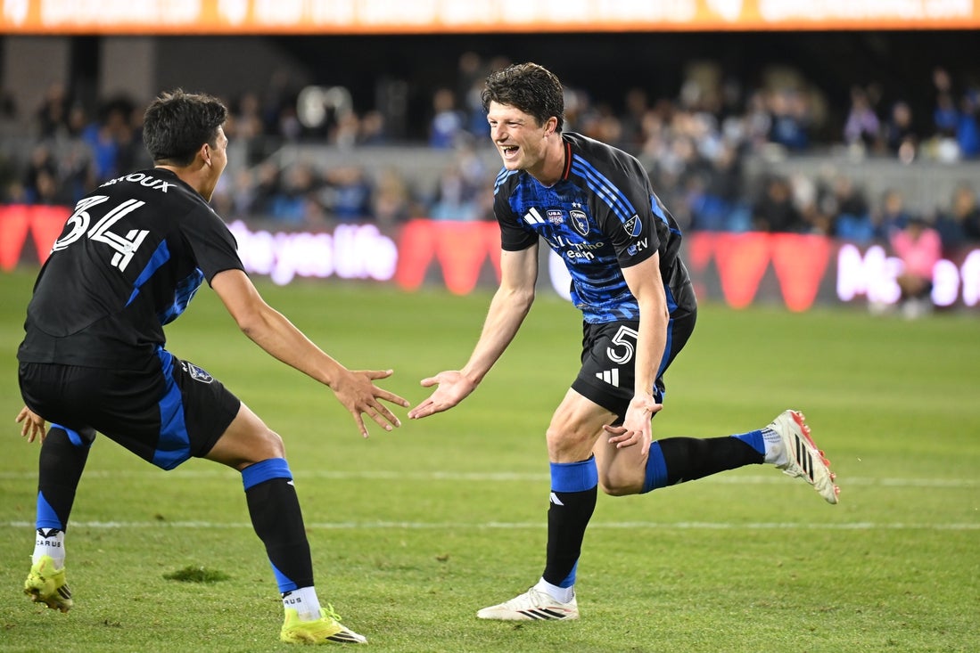 Daniel Munie's 2-goal effort powers Earthquakes past Sporting Kansas City