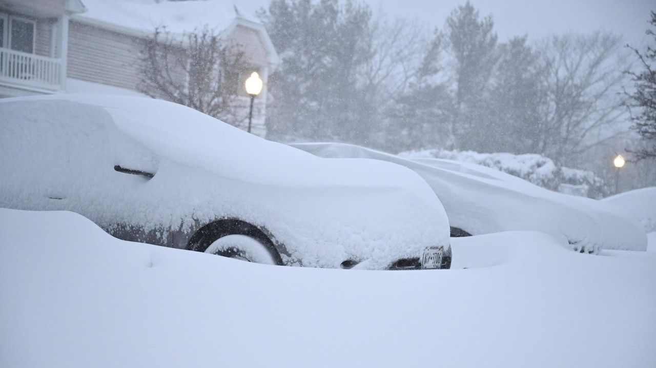 Blizzard slams LI: Snowfall unofficially breaks record, weather service says