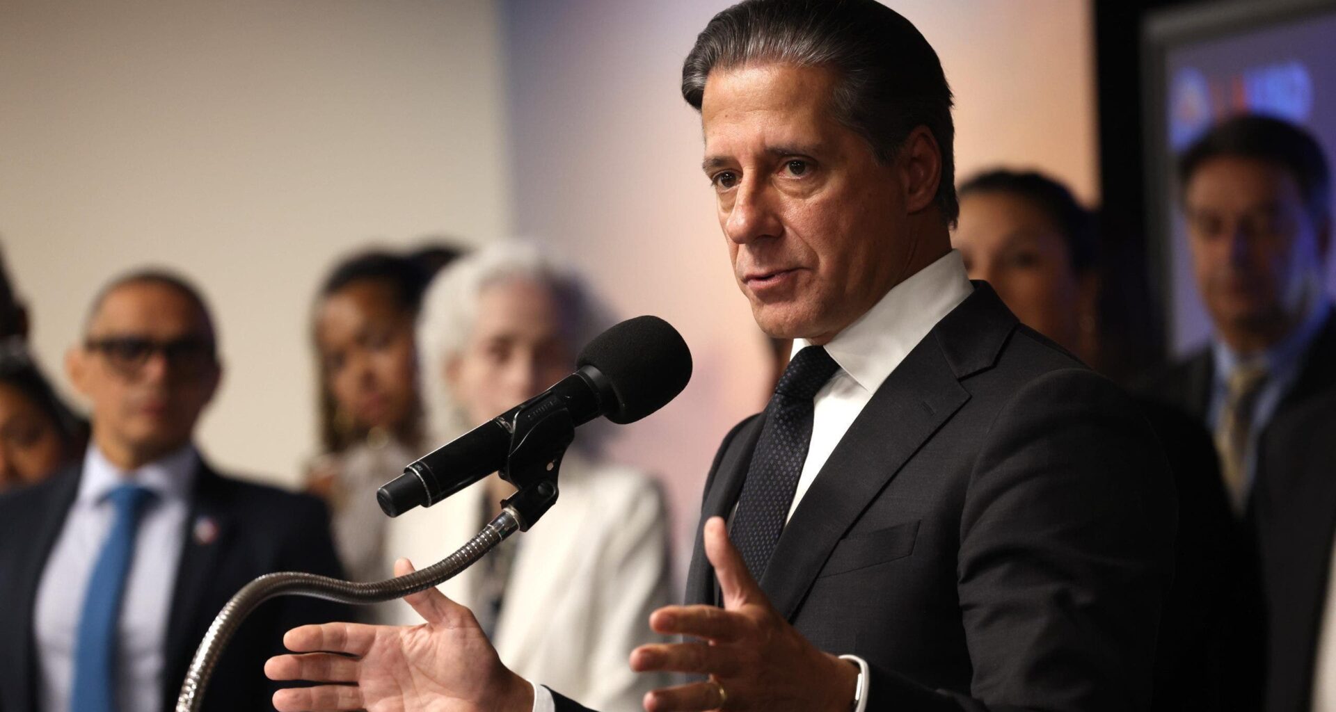 FBI raids LAUSD superintendent Alberto Carvalho's home and office