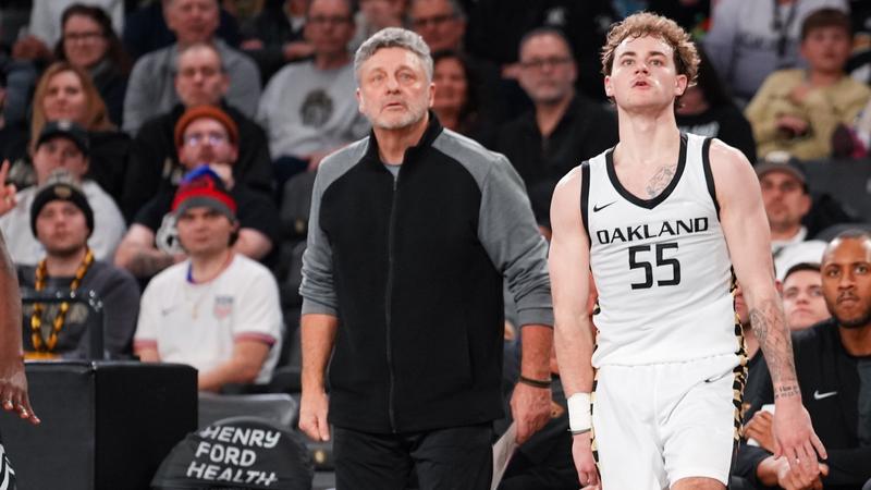 Robinson Dishes Career-High 13 Assists in Road Triumph over IU Indy