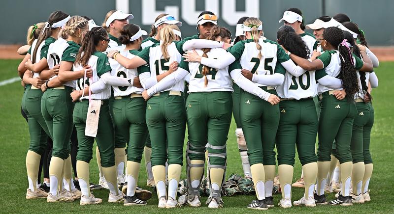 WINNING STREAK AT EIGHT! SOFTBALL BEATS PACIFIC, 5-3