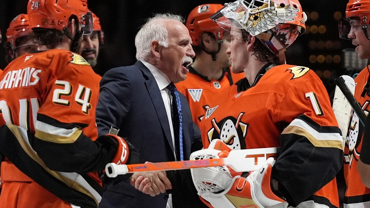 Joel Quenneville reaches 1,000 victories, joining Scotty Bowman in an elite club for NHL coaches