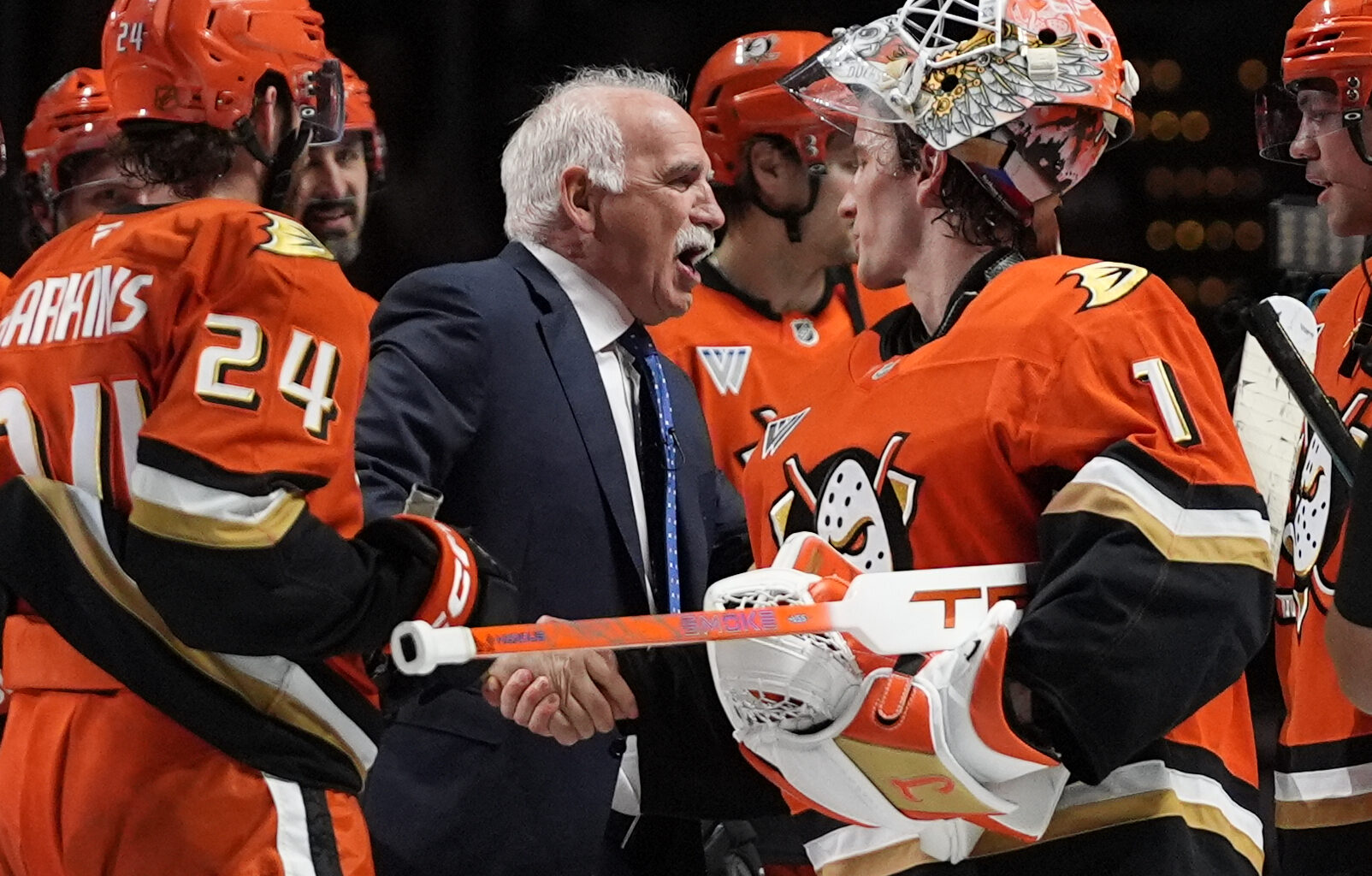 Joel Quenneville reaches 1,000 victories, joining Scotty Bowman in an elite club for NHL coaches