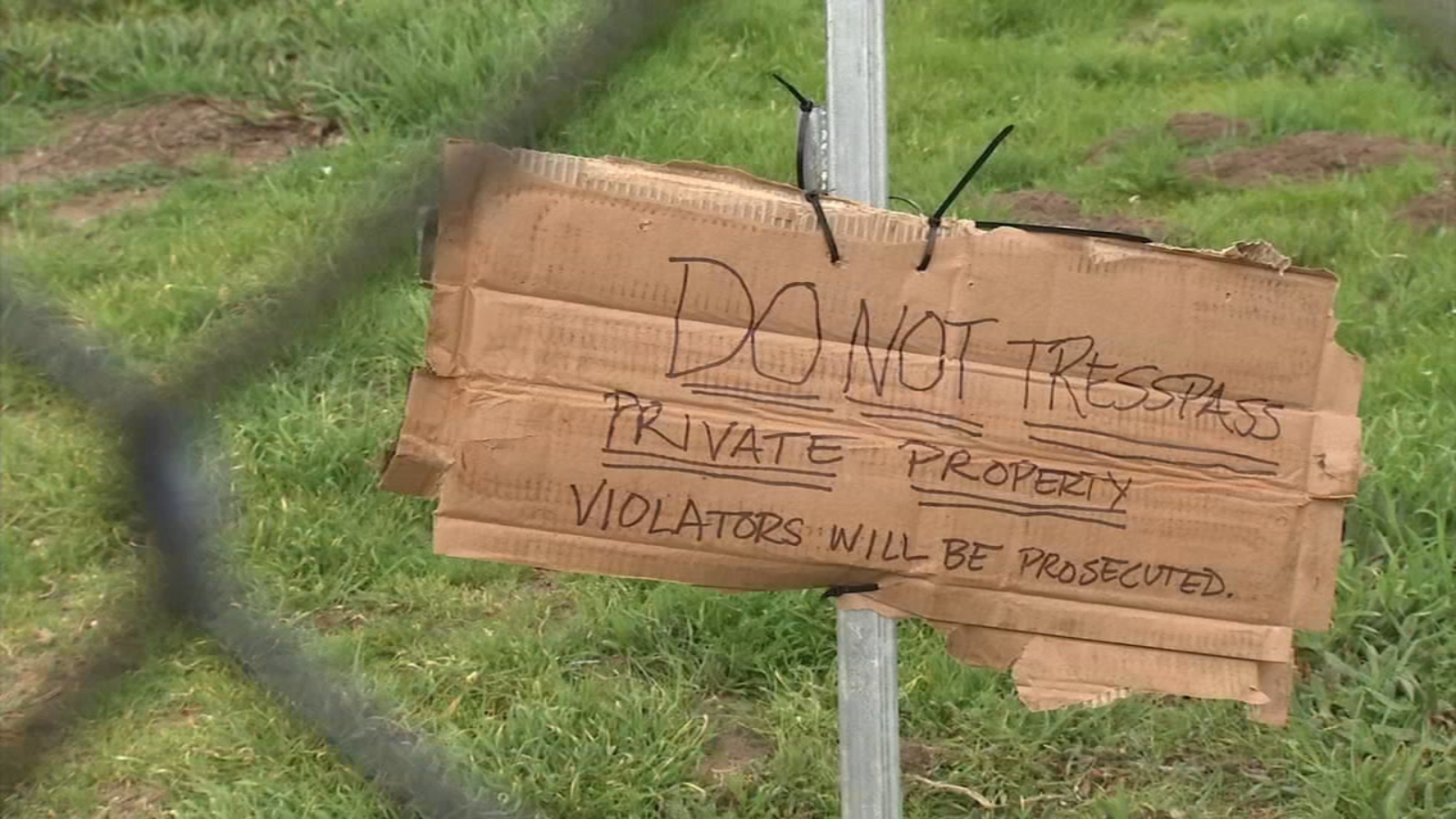 Judge orders arrest of man who put up fence, sign to block visitors at Daly City's Thornton State Beach