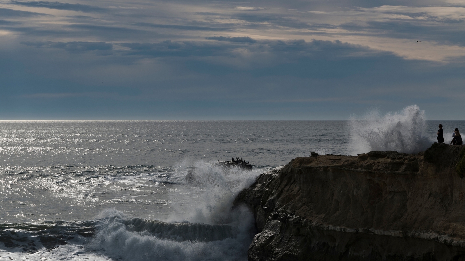 2 surfers missing off coast of Santa Cruz, California near Santa Cruz Lighthouse, US Coast Guard says