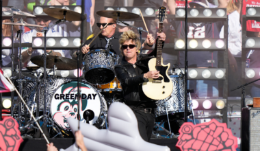 Green Day kicks off the big game with energetic performance
