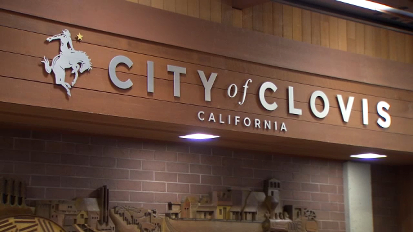 Clovis City Council approves display of 'In God We Trust' in chambers
