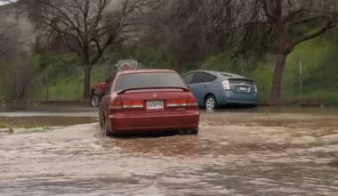 Water main break causes flooding in Central Fresno; surrounding neighborhood without water