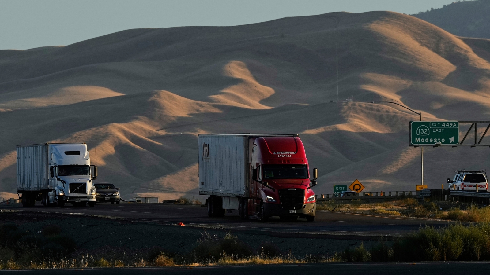 California must let immigrant truck drivers keep their licenses, judge rules