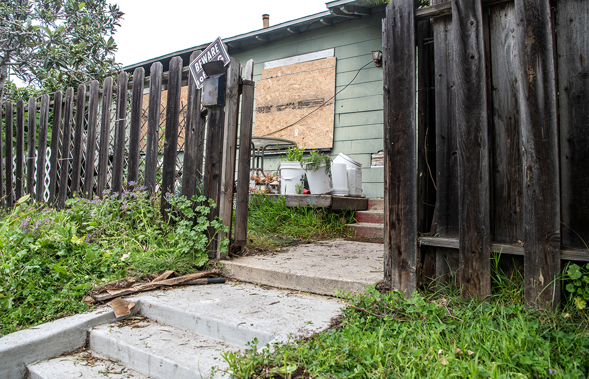Neighbor battles apartment fire with garden hose, helping firefighters rescue woman inside • Long Beach Post News