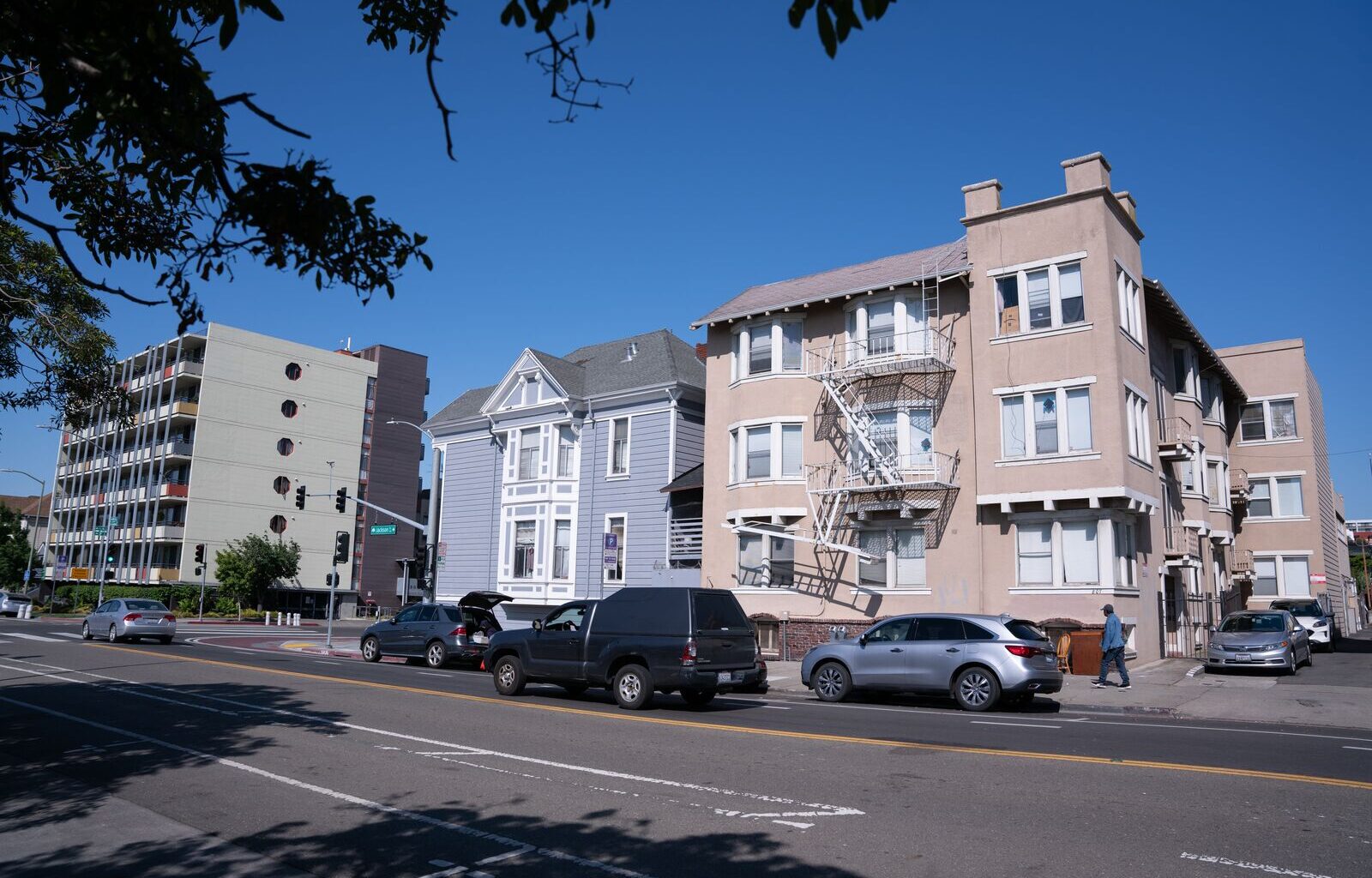 Can landlords raise the rent when roommates move out in Oakland?
