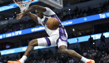 Achiuwa helps Kings hold on for rare road win over Mavericks