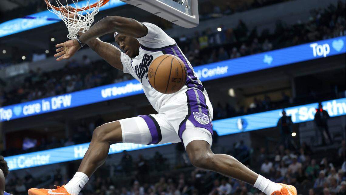 Achiuwa helps Kings hold on for rare road win over Mavericks