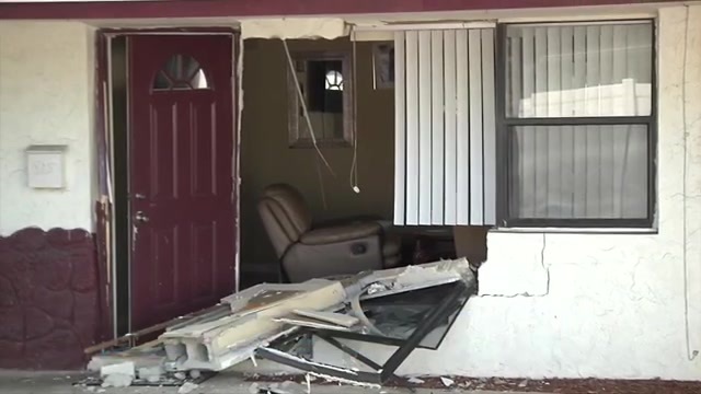 Car slams into apartment in Oakland Park; no injuries reported - WSVN 7News | Miami News, Weather, Sports