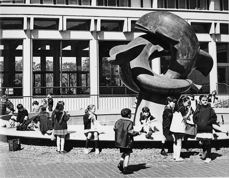 Children gather around sculptor Robert Howard's "Whales" in the old courtyard of the California Academy of Sciences. (California Academy of Sciences/courtesy Cal Acad. Sciences)