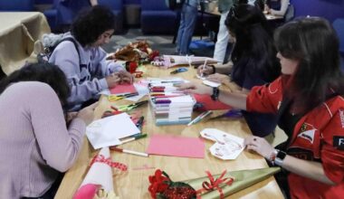 CSUF students bundle Valentine’s bouquets at Titan Bowl & Billiards | Lifestyle