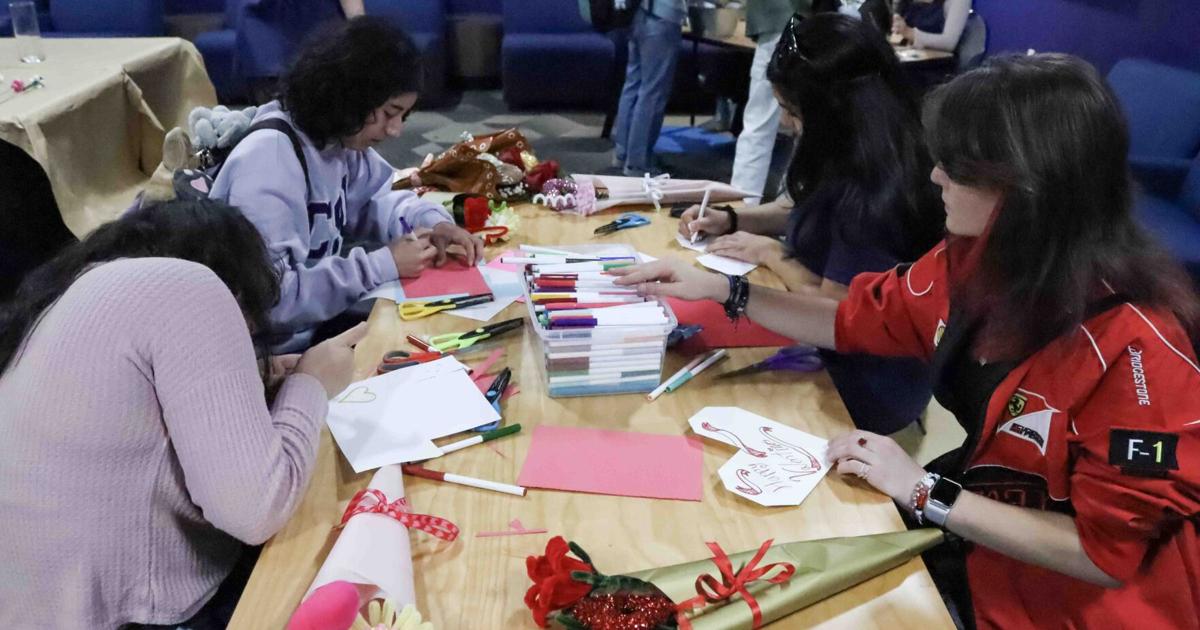 CSUF students bundle Valentine’s bouquets at Titan Bowl & Billiards | Lifestyle