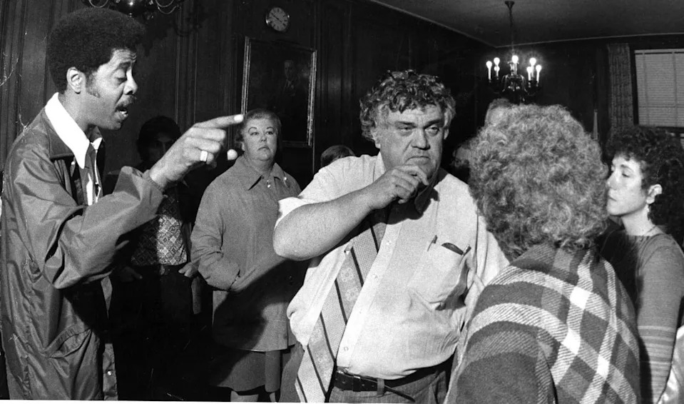 Deputy Mayor of San Francisco Hadley Roff talks to striking teachers in 1979. (John O'Hara/Hearst Newspapers via Getty Images)