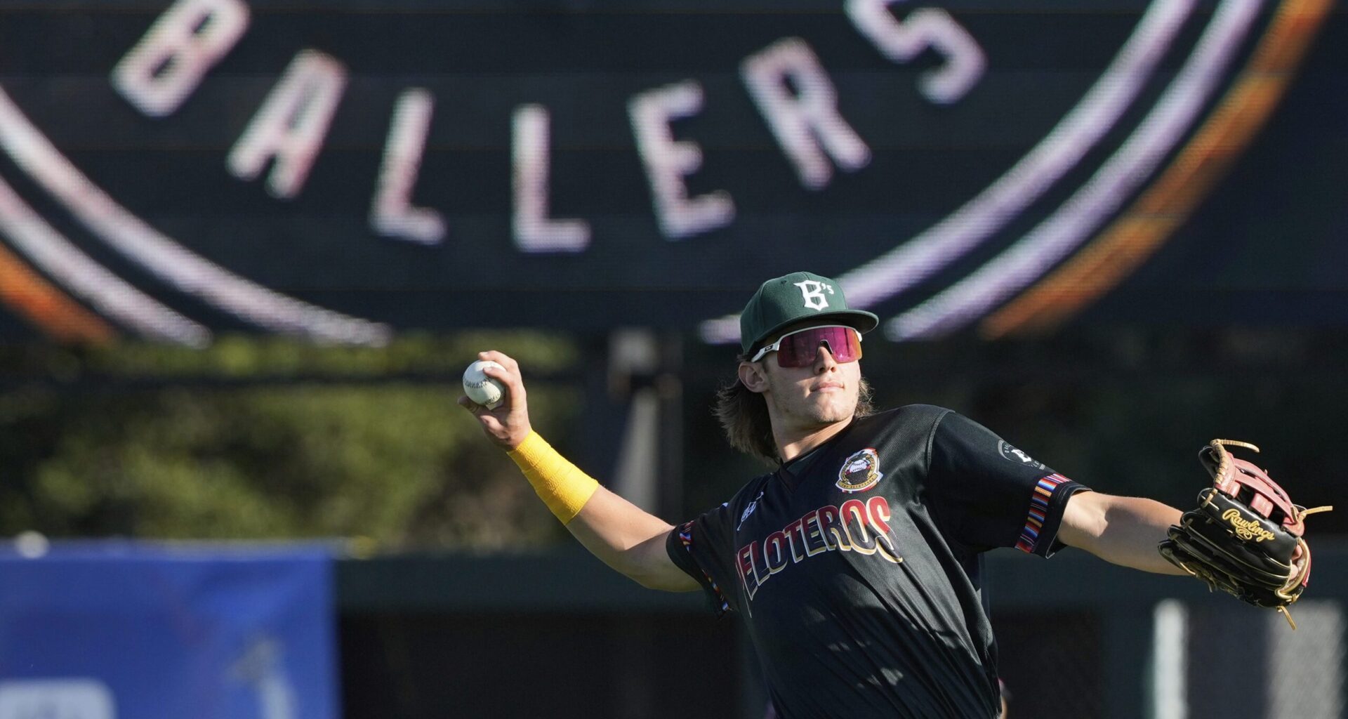FILE - Oakland Ballers' Lou Helmig warms up before a Pioneer League baseball game against the Rocky Mountain Vibes in Oakland, Calif., July 10, 2025. (AP Photo/Jeff Chiu, File)
