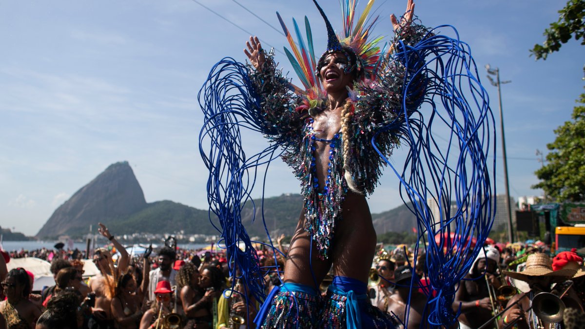 Rio cops in ‘Money Heist’ masks catch Carnival phone thieves – NBC Los Angeles