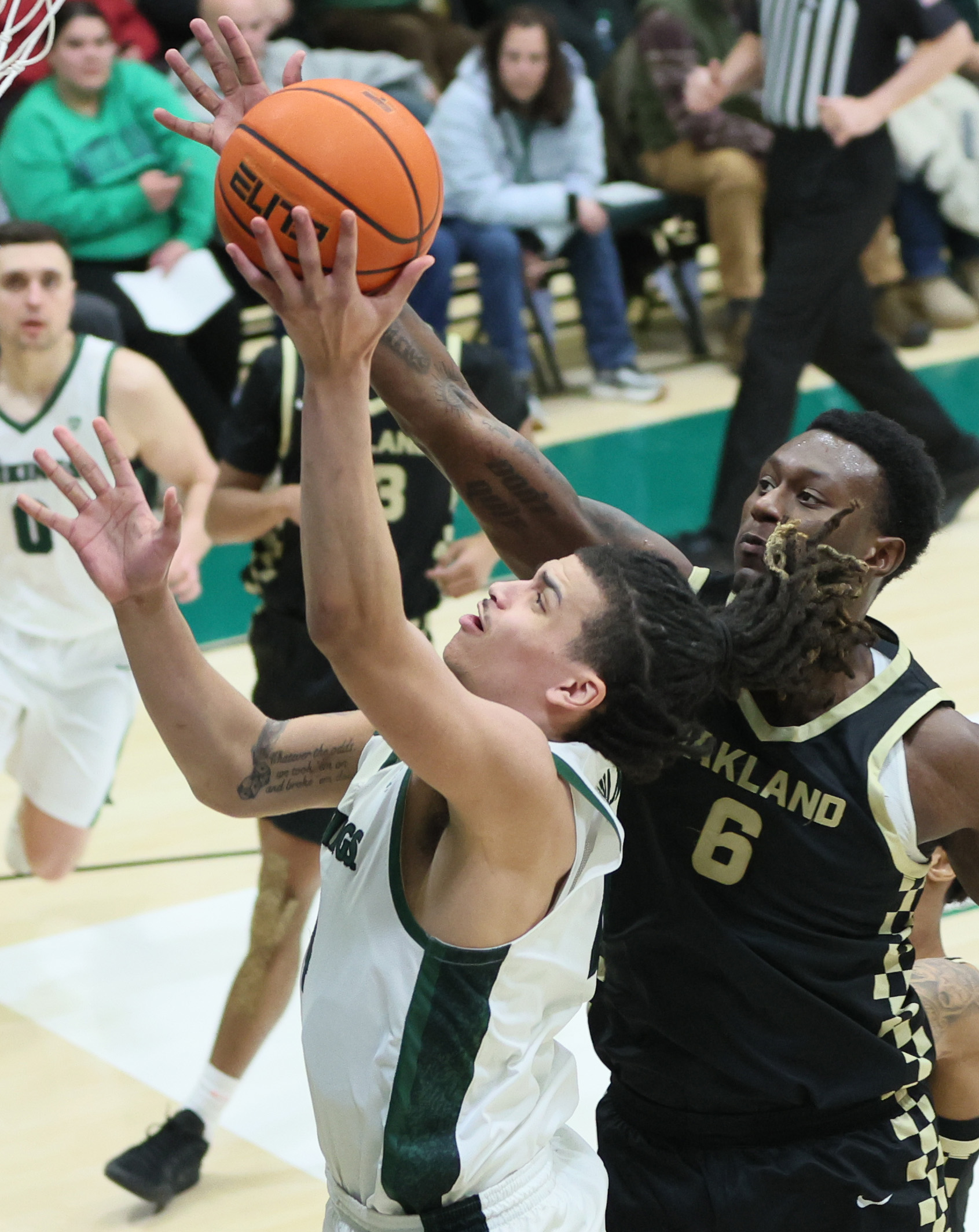Cleveland State Vikings forward Preist Ryan drives to the basket guarded by Oakland Golden Grizzlies forward Michael Houge in the second half.  