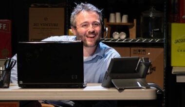 'Fully Committed' performance delivers charming comedy to Alameda