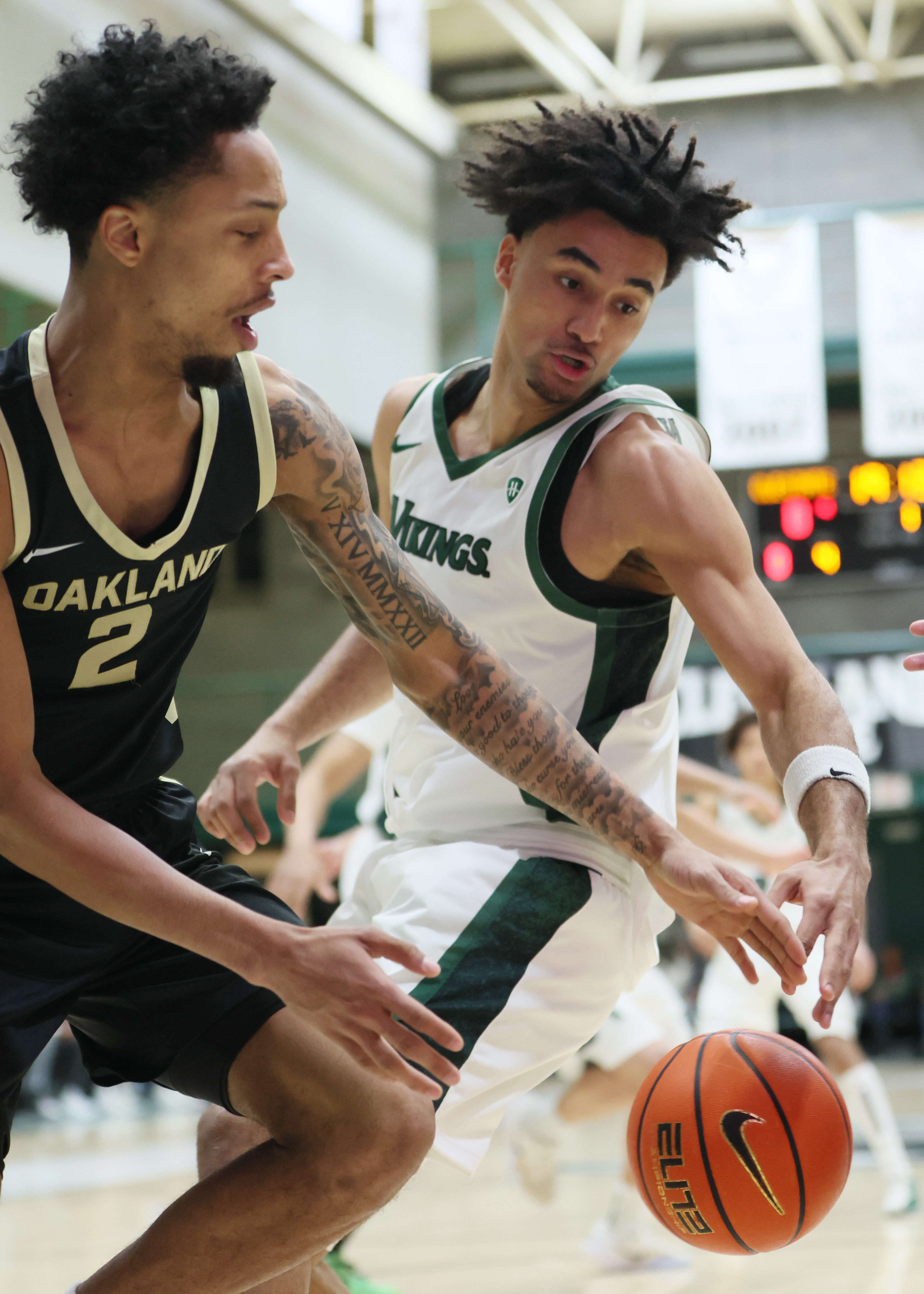 Cleveland State Vikings forward Dayan Nessah (R) and Oakland Golden Grizzlies guard Ziare Wells chase for a loose ball in the first half.