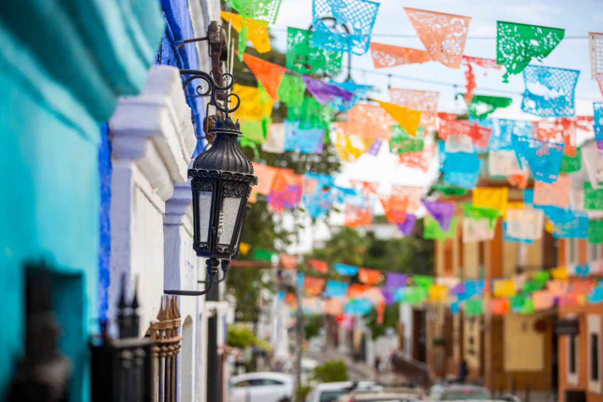 Daytime street scene of San José del Cabo’s historic city center.